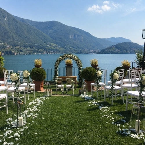Ceremonieopstelling het Lago Maggiore met uitzicht op water en bergen.