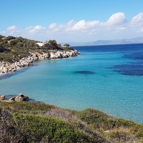 Turquoise zee en rotsachtige kust op Sardinië als sfeerbeeld voor een bruiloft aan zee.