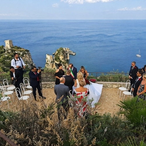 Trouwceremonie op Sicilië met uitzicht over zee.