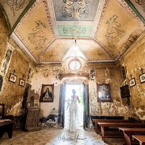 Historische kapel op Sicilië als sfeervolle setting voor een bruiloft.