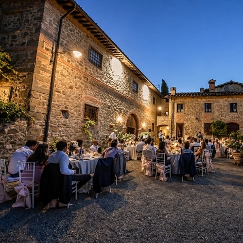 Bruiloftsdiner in de avond op een Toscaans landgoed.