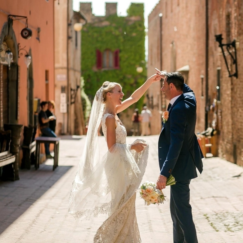Bruidspaar in een historisch Toscaans dorp tijdens hun bruiloft.