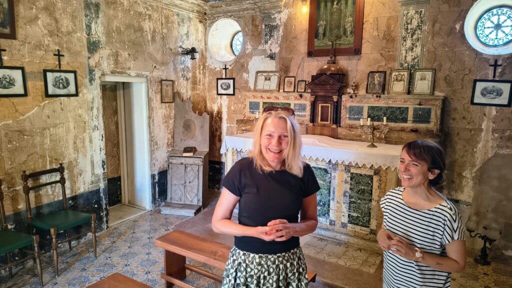 Suzanne met de eigenaresse van een Siciliaanse baglio in de historische trouwkapel.