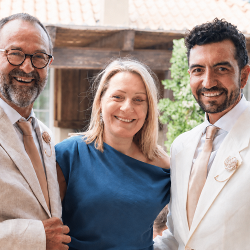 Suzanne met twee bruidegoms tijdens een same-sex bruiloft in Italië.