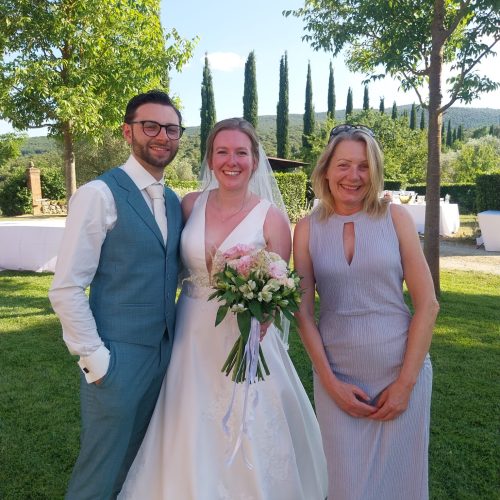 Suzanne met een bruidspaar tijdens een bruiloft in Toscane.
