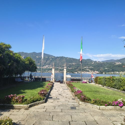 Trouwlocatie aan een Italiaans meer met tuin en uitzicht over het water