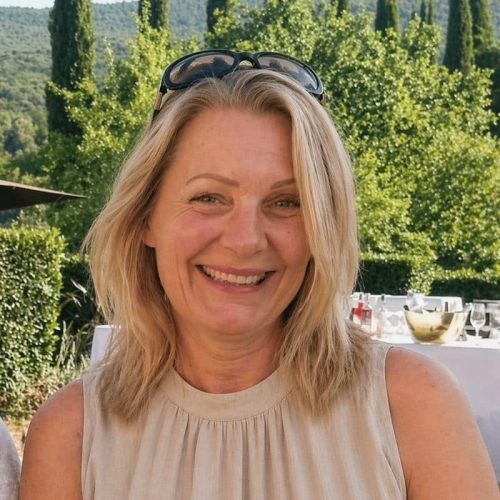 Suzanne, weddingplanner in Italië, glimlachend in een Toscaanse setting.