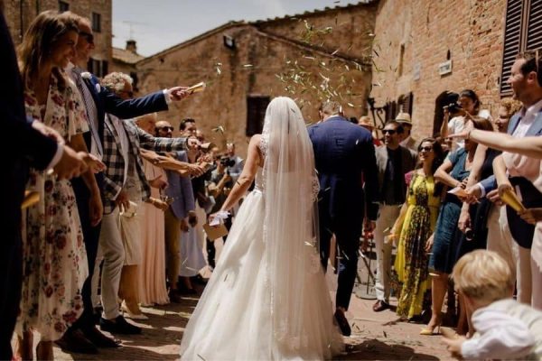 Intieme bruiloft in Italië met een klein gezelschap van familie en vrienden.