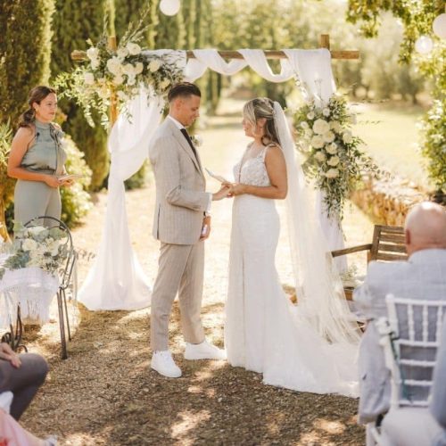 Symbolische ceremonie in een tuin tijdens een bruiloft in Italië.